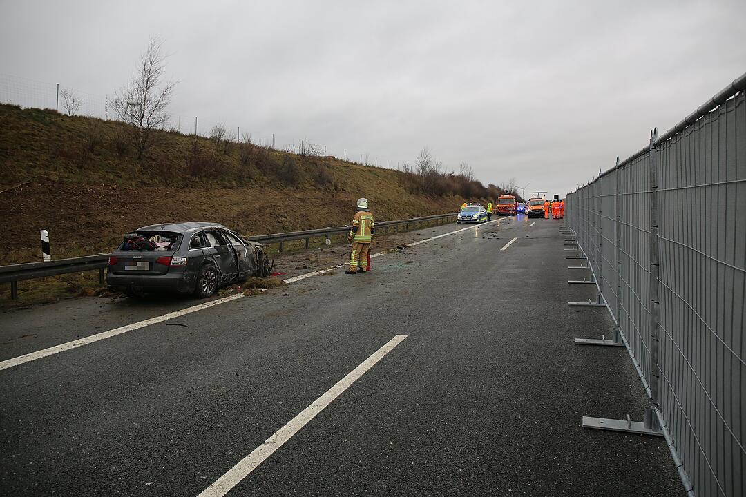 Unfall auf der A9: Familie mit Säugling schwer verletzt
