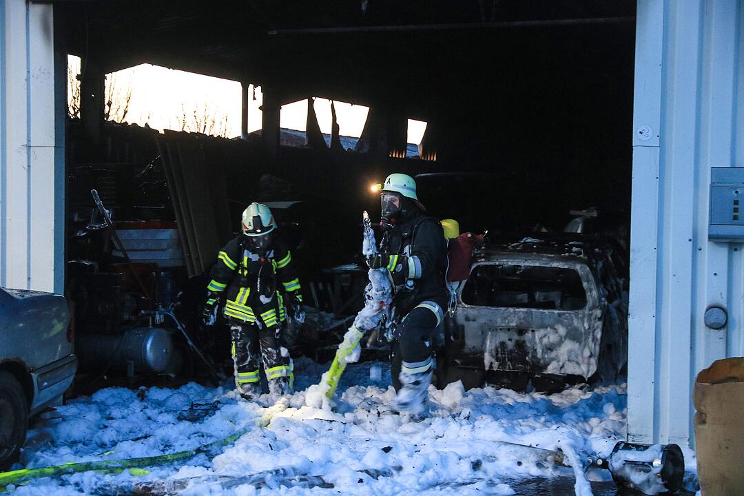 Unterfranken: Zwei Verletzte bei Brand in Industriehalle