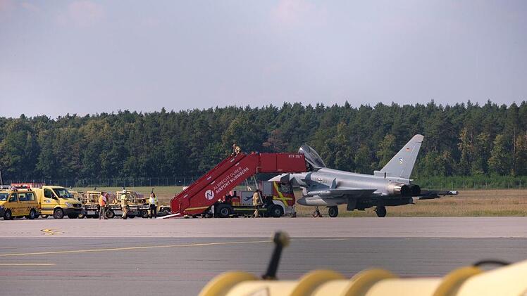 Am Dienstag musste ein Eurofighter der Luftwaffe am Nürnberger Flughafen zwischenlanden. Bislang ist unklar, in wie weit das Flugzeug beschädigt ist. Die Ursache ist derweil klar.  Foto: NEWS5/Grundmann
