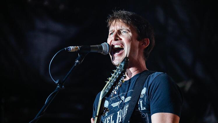 Umjubeltes Konzert: James Blunt begeisterte 6000 Besucher auf dem Coburger Schlossplatz.  Foto: Matthias Hoch