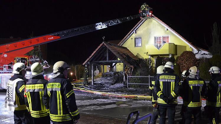 Vier umliegende Wehren waren zum Löschen eines Carportes eingesetzt, ein Übergreifen des Feuers auf das Wohnhaus konnte vermieden werden. Foto: Peter Rauch