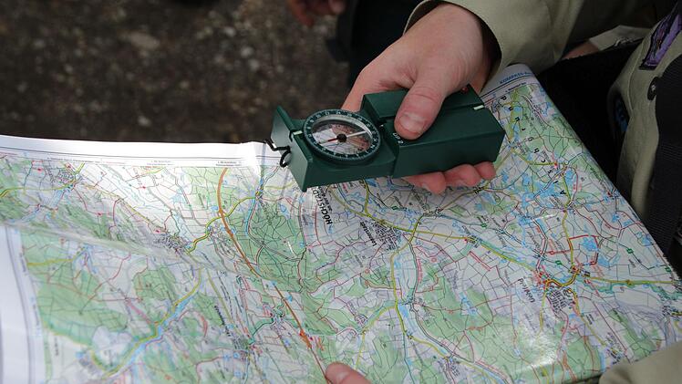 Ein Pfadfinder braucht keine Handy-Navigation. Er findet sich mit Karte und Kompass zurecht.  Foto: Andreas Dorsch