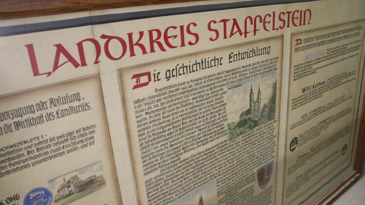 Eine riesige Informationstafel über die Besonderheiten des Kreises Staffelstein ist im Magazin unter der Adam-Riese-Halle eingelagert. Foto: Matthias Einwag