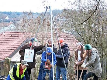 Mit einer Bohraktion nach Thermalwasser hat die Bunte Liste Stadtsteinach ihren Kommunalwahlkampf eröffnet. Sie will damit auf die ersten Pflichtaufgaben einer Kommune hinweisen: die Sicherstellung der Versorgung mit Wasser und Energie. Foto: Klaus Klaschka
