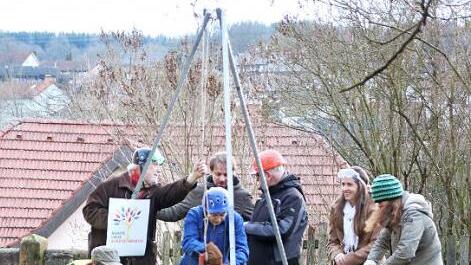 Mit einer Bohraktion nach Thermalwasser hat die Bunte Liste Stadtsteinach ihren Kommunalwahlkampf eröffnet. Sie will damit auf die ersten Pflichtaufgaben einer Kommune hinweisen: die Sicherstellung der Versorgung mit Wasser und Energie. Foto: Klaus Klaschka