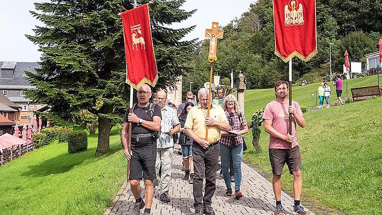 Der Stangenrother Wallfahrtszug auf dem Rückweg nach dem Wallfahrtssegen.
