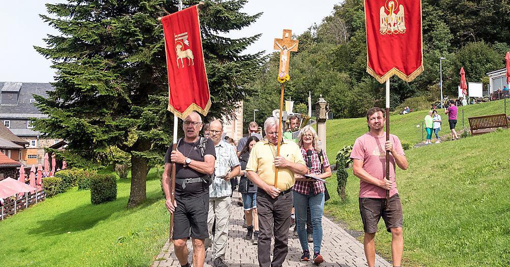 Pilger ziehen zum Kreuzberg