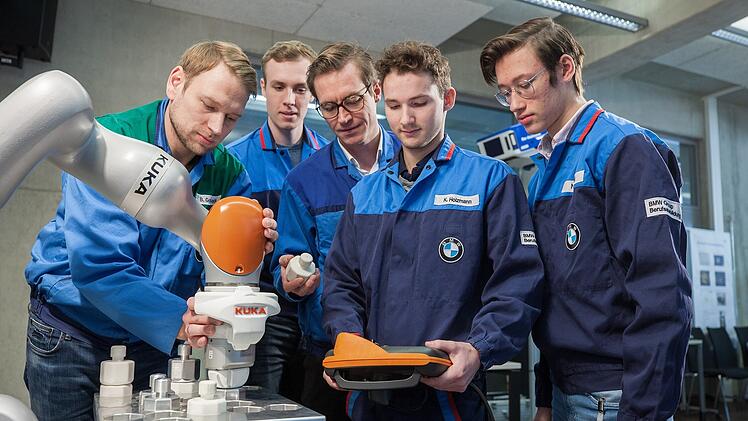 BMW-Azubis lernen, mit Robotern umzugehen, das wird in der Prüfung immer wichtiger.