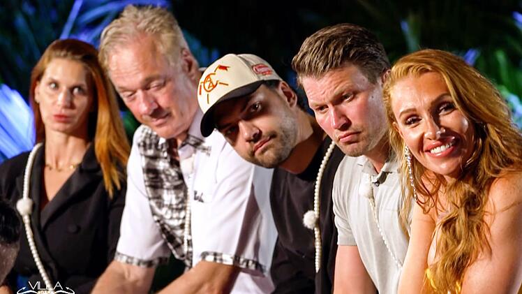 Ausgerechnet Jimi Blue Ochsenknecht (Mitte) kritisiert die Verschwendung in der "Villa der Versuchung".