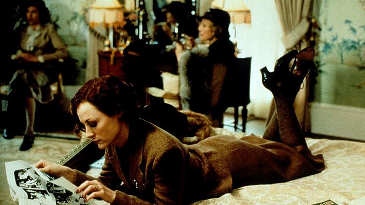 Louisa Stockbridge (Geraldine Somerville) und ihre Schwester Sylvia hatten ausgelost, welche von beiden den reichen Sir William heiraten w&uuml;rde.