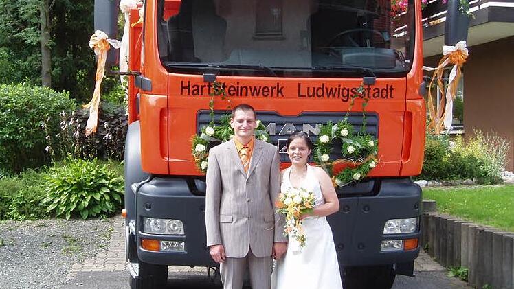 Thorsten und Tanja Beierlorzer bei ihrer Hochzeit am 30. Juli 2005 mit ihrem etwas anderen Hochzeitsauto, das für Aufsehen vor dem Rathaus sorgte.