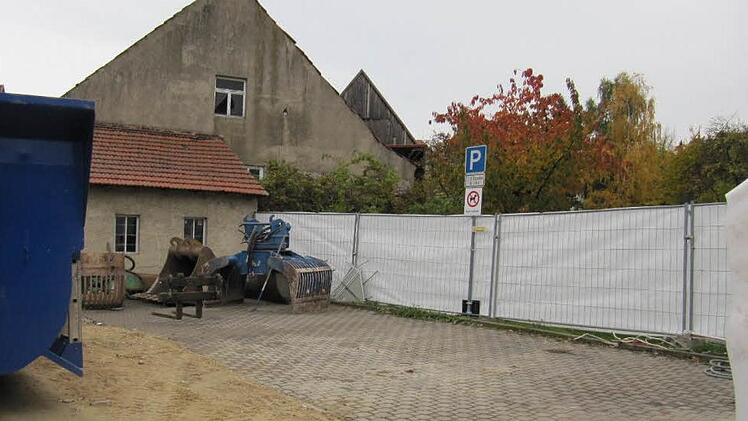 Während der Umbauarbeiten am Polizeigebäude  sind die Parkplätze in der Oberen Badegasse nicht benutzbar. Fotos: Monika Schütz