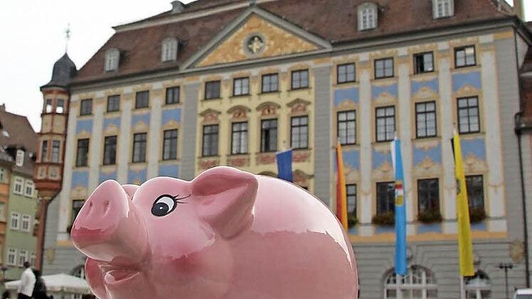 Das Sparschwein könne die Stadt gebrauchen, sagt Oberbürgermeister Norbert Kastner (SPD) - "am besten wohlgefüllt!" Doch Sparanstrengungen allein werden das Defizit der Stadt auf Dauer nicht ausgleichen.  Foto: Simone Bastian