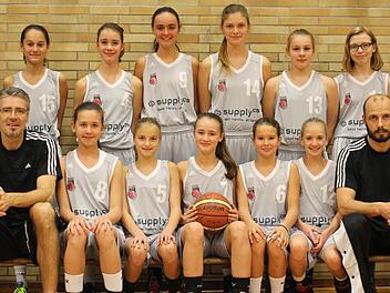 Die U13-Basketballerinnen der DJK Don Bosco Bamberg sind Meister der Bayernliga Nord, vorn v. l.: Trainer Jürgen Kapp, Anna-Louisa Riedel, Nora Hummel, Marie Kapp, Stella Högen, Eva Dorsch, Trainer Jürgen Hummel; hinten v. l.: Teresa Schwital, Nina Kühhorn, Ronja Richter, Hanna Bogendörfer, Franziska Ruß, Nadja Greubel Foto: Matthias Burgis