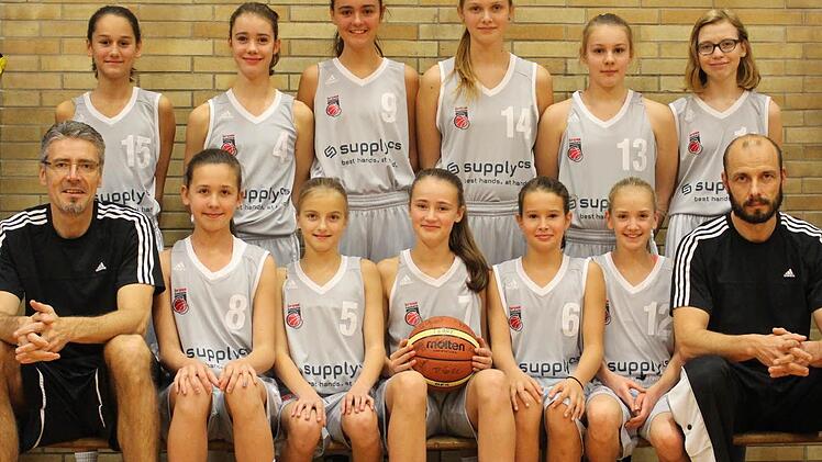 Die U13-Basketballerinnen der DJK Don Bosco Bamberg sind Meister der Bayernliga Nord, vorn v. l.: Trainer Jürgen Kapp, Anna-Louisa Riedel, Nora Hummel, Marie Kapp, Stella Högen, Eva Dorsch, Trainer Jürgen Hummel; hinten v. l.: Teresa Schwital, Nina Kühhorn, Ronja Richter, Hanna Bogendörfer, Franziska Ruß, Nadja Greubel Foto: Matthias Burgis