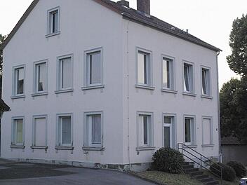 Die Alte Schule in Aura, in der der Jugendraum untergebracht ist, steht derzeit nicht als Verkaufsobjekt zur Debatte.  Foto: Ehling