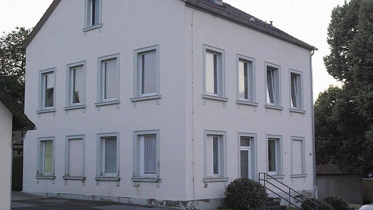 Die Alte Schule in Aura, in der der Jugendraum untergebracht ist, steht derzeit nicht als Verkaufsobjekt zur Debatte.  Foto: Ehling