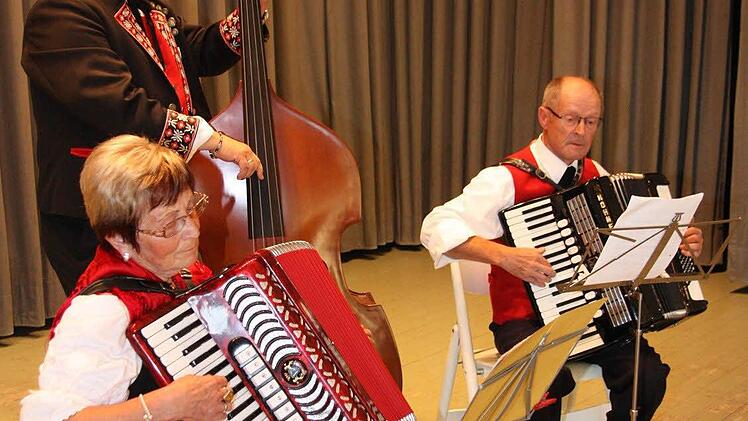 Wenn die Christa mit Andre und Hans in der Akkordeon-Gruppe aufspielt, dann streicheln sanfte Klänge die Zuhörerschaft. Foto: Arnold Nöth