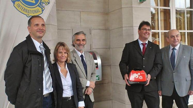 Übergabe des neuen Defibiraltors: (von rechts) Stellvertretender Landrat Alfred Schrenk, Lions-Club Präsident Michael Zimmermann, Petra Schröder von der Staatsbad GmbH und Thomas Schreiner (ZTM).  Foto: T. Schreiner