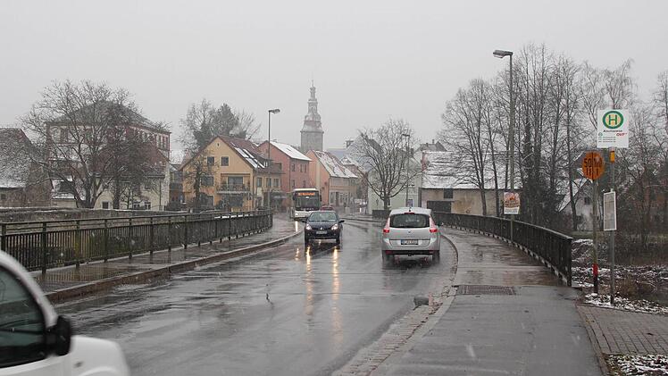 Die Aischbrücke in Höchstadt wird schon bald ihrem maroden Spannbeton geopfert. Foto: Andreas Dorsch
