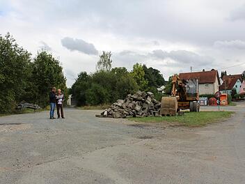 Der alte Bahnplatz am Bahndamm ist mit zugewucherten Büschen, Schutthaufen, Schotterbergen und unzähligen Schlaglöchern ein Schandfleck in Hummendorf. Von unhaltbaren Zuständen sprechen Horst Licht (links) und 2. Bürgermeister Michael Bohl für die CSU- Gemeinderatsfraktion. Es soll sich bald etwas ändern. Foto: K.-H, Hofmann