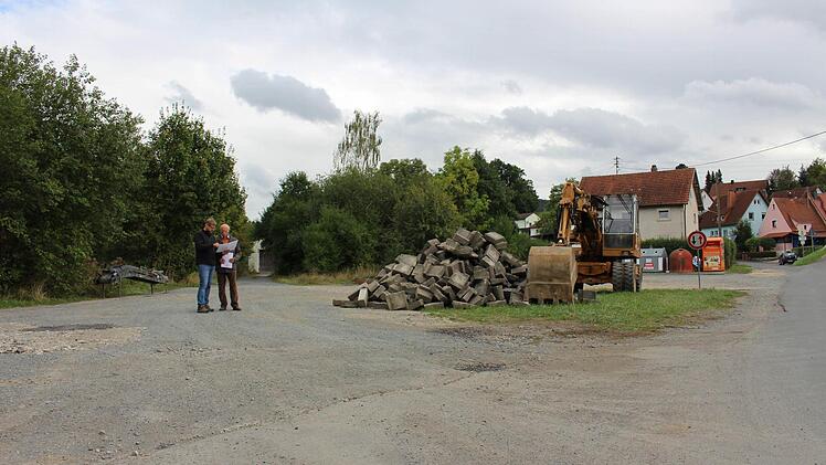 Der alte Bahnplatz am Bahndamm ist mit zugewucherten Büschen, Schutthaufen, Schotterbergen und unzähligen Schlaglöchern ein Schandfleck in Hummendorf. Von unhaltbaren Zuständen sprechen Horst Licht (links) und 2. Bürgermeister Michael Bohl für die CSU- Gemeinderatsfraktion. Es soll sich bald etwas ändern. Foto: K.-H, Hofmann