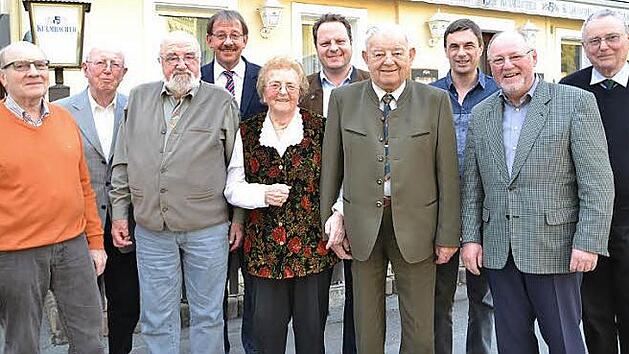 Einige Mitglieder der Ortsgruppe Kulmbach des Frankenwaldvereins wurden f&uuml;r ihre langj&auml;hrige Treue geehrt. Im Bild (vorne, von links) Herbert Babo (25 Jahre), Werner H&uuml;bner (50), Irmgard und Heinz Arnhold (25 Jahre) und Vorsitzender Hans Werther sowie (dahinter, von links) Ehrenwegewart Hans N&uuml;tzel (25), B&uuml;rgermeister Stefan Schaffranek, Stadtrat Ingo Lehmann, Reiner Knoll (40) und Herbert Janka als flei&szlig;igster Wanderer 2016 Foto: Uschi Prawitz