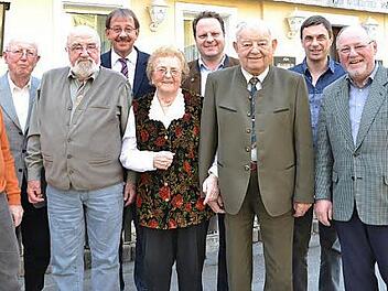 Einige Mitglieder der Ortsgruppe Kulmbach des Frankenwaldvereins wurden für ihre langjährige Treue geehrt. Im Bild (vorne, von links) Herbert Babo (25 Jahre), Werner Hübner (50), Irmgard und Heinz Arnhold (25 Jahre) und Vorsitzender Hans Werther sowie (dahinter, von links) Ehrenwegewart Hans Nützel (25), Bürgermeister Stefan Schaffranek, Stadtrat Ingo Lehmann, Reiner Knoll (40) und Herbert Janka als fleißigster Wanderer 2016 Foto: Uschi Prawitz