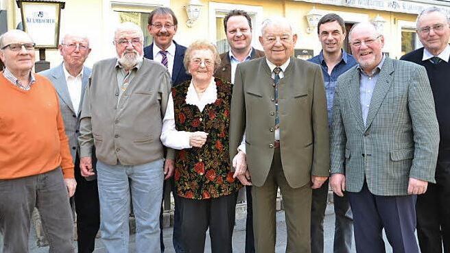 Einige Mitglieder der Ortsgruppe Kulmbach des Frankenwaldvereins wurden für ihre langjährige Treue geehrt. Im Bild (vorne, von links) Herbert Babo (25 Jahre), Werner Hübner (50), Irmgard und Heinz Arnhold (25 Jahre) und Vorsitzender Hans Werther sowie (dahinter, von links) Ehrenwegewart Hans Nützel (25), Bürgermeister Stefan Schaffranek, Stadtrat Ingo Lehmann, Reiner Knoll (40) und Herbert Janka als fleißigster Wanderer 2016 Foto: Uschi Prawitz