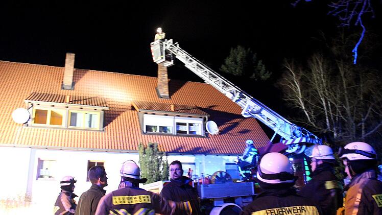 Bei einem Kaminbrand in Aisch musste die Feuerwehr anrücken. Foto: Johanna Blum