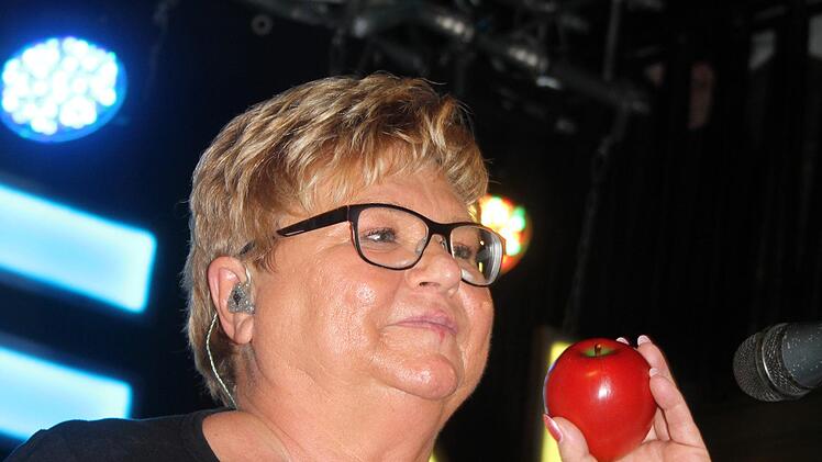Hexenmama Ulla hatte in Schwingen ihre Fans. Nicht nur die ganz jungen kamen zum Hexenfest, auch etwas ältere Semester genossen die Partystimmung. Foto: Sonny Adam