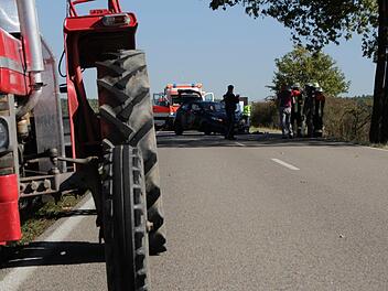 Zwischen Frimmersdorf und Dutendorf im Landkreis Erlangen-Höchstadt sind am Freitagmittag während eines Überholvorgangs zwei Pkw zusammengestoßen. Foto: Christian Bauriedel