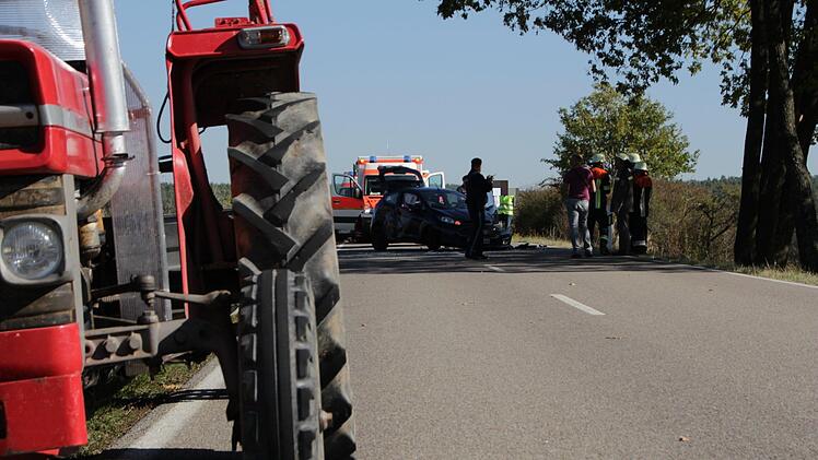 Zwischen Frimmersdorf und Dutendorf im Landkreis Erlangen-Höchstadt sind am Freitagmittag während eines Überholvorgangs zwei Pkw zusammengestoßen. Foto: Christian Bauriedel