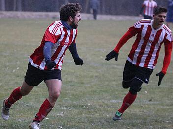 Wer jubelt am Sonntag in der Kreisklasse 2? Die DJK Eggolsheim um 29-Tore-Sturm Lutz Reinhold (li.) und Tobias Seeberger (re.) oder der TSV Ebermannstadt? Bei einem Remis könnte der SV Moggast (in Pretzfeld) der lachende Dritte sein.  Foto: Matthias Hofmann/Archiv