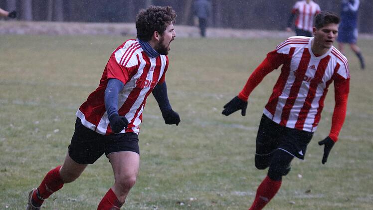 Wer jubelt am Sonntag in der Kreisklasse 2? Die DJK Eggolsheim um 29-Tore-Sturm Lutz Reinhold (li.) und Tobias Seeberger (re.) oder der TSV Ebermannstadt? Bei einem Remis könnte der SV Moggast (in Pretzfeld) der lachende Dritte sein.  Foto: Matthias Hofmann/Archiv