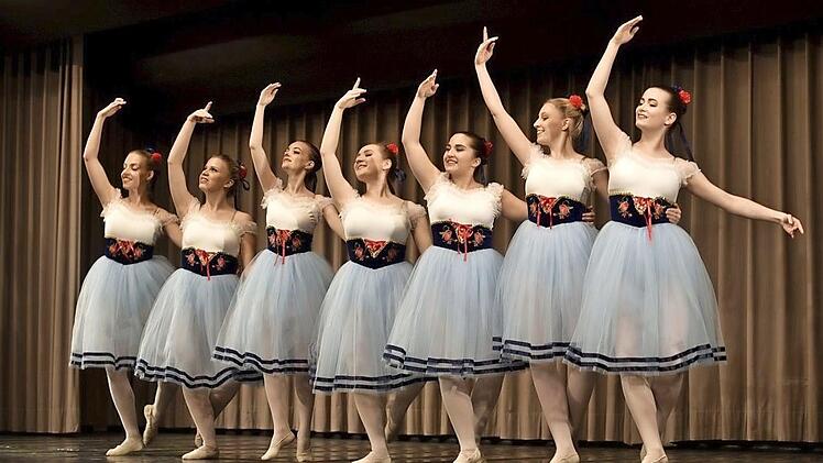 Hervorragendes klassisches Ballett zeigten die "On-Point"-Tänzerinnen dem Publikum.  Foto: Gerold Snater