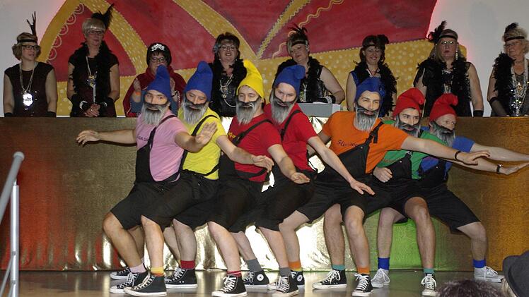 Sieben Zwerge auf der Suche nach Schneewittchen: Das Männerballett aus Wirmsthal. Foto: Winfried Ehling