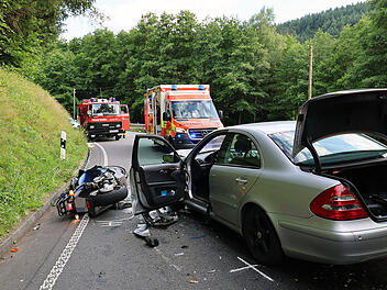 Weilbach: Dramatischer Unfall mit Motorradfahrer (20) - Rettungshubschrauber im Einsatz