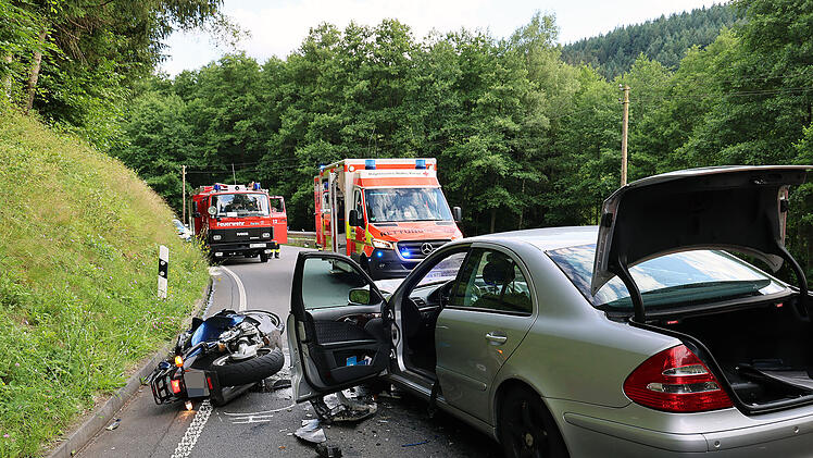 Weilbach: Dramatischer Unfall mit Motorradfahrer (20) - Rettungshubschrauber im Einsatz
