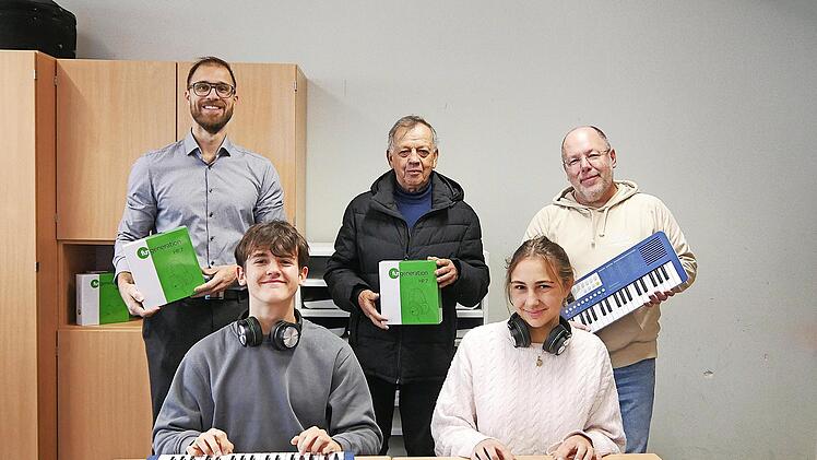 Von links: StR Thomas H&uuml;mpfner, Jannik Christ, Stiftungsmitglied Hans Georg Ke&szlig;ler, Sarah Freitag, OStD Markus Arneth.