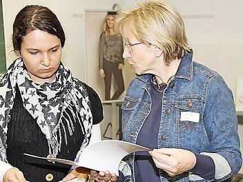 Annabelle Waha (l.) aus Forchheim informiert sich bei einer Mitarbeiterin von Toni-Dress über die dortige Ausbildung.