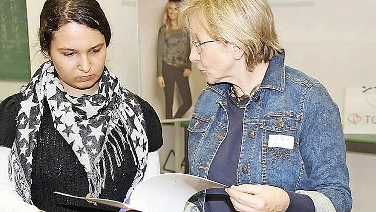 Annabelle Waha (l.) aus Forchheim informiert sich bei einer Mitarbeiterin von Toni-Dress über die dortige Ausbildung.