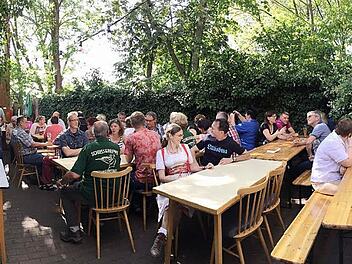 Selten war der Schützengarten am Bergschloss so gut besucht wie bei der spontan organisierten Kerwa 2015. Heuer soll den Besuchern ein Festzelt zur Verfügung stehen.  Foto: privat