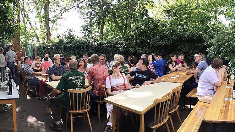 Selten war der Schützengarten am Bergschloss so gut besucht wie bei der spontan organisierten Kerwa 2015. Heuer soll den Besuchern ein Festzelt zur Verfügung stehen.  Foto: privat