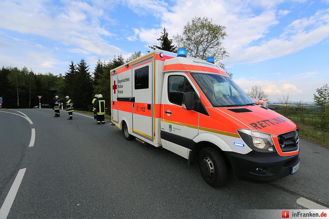 Motorradfahrer kommt von Fahrbahn ab und stuerzt Boeschung hinab