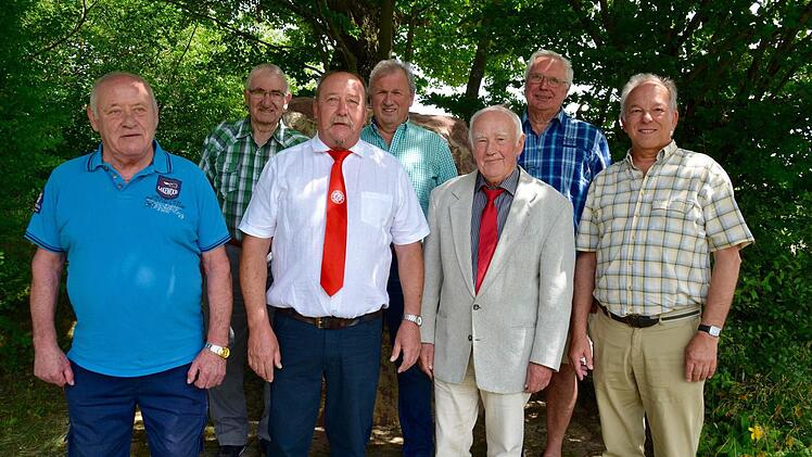 Für 50 Jahre Vereinszugehörigkeit wurden ausgezeichnet: Manfred Samland (von links), Engelbert Geis, Siegbert Fehr (steht versehentlich hier, er ist erst 45 Jahre beim Verein), Heinz Halbig, Gerhard Stanke, Konrad Falkenstein und Günter Metz  Foto: Kathrin Kupka Hahn