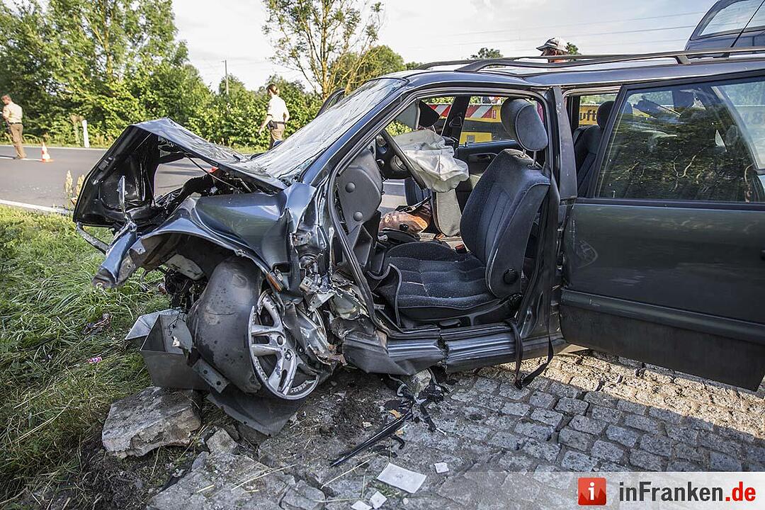 Auto prallt in Ottendorf gegen kleine Brücke