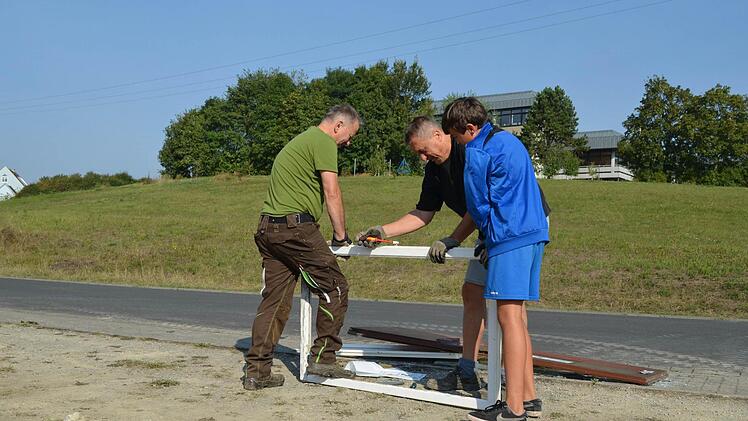 Helfer demontieren die Einrichtung.Foto: Katrin Zimmermann