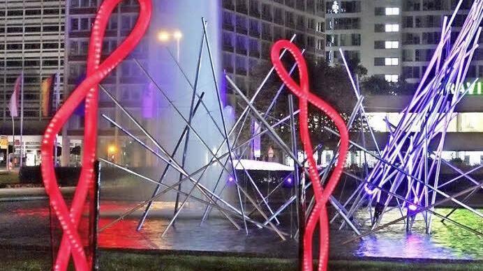 Die "Roten Riesen" von "Kronach leuchtet" sind bis zum 15. Oktober auf dem Ernst-Reuter-Platz zu bewundern.  Foto: Enrico Verworner