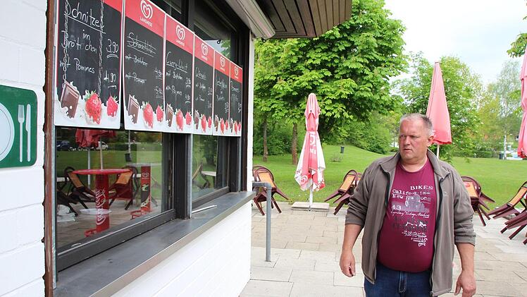 Am Freibad-Kiosk hebelten die Täter das linke Fenster auf. Foto: Andreas Dorsch